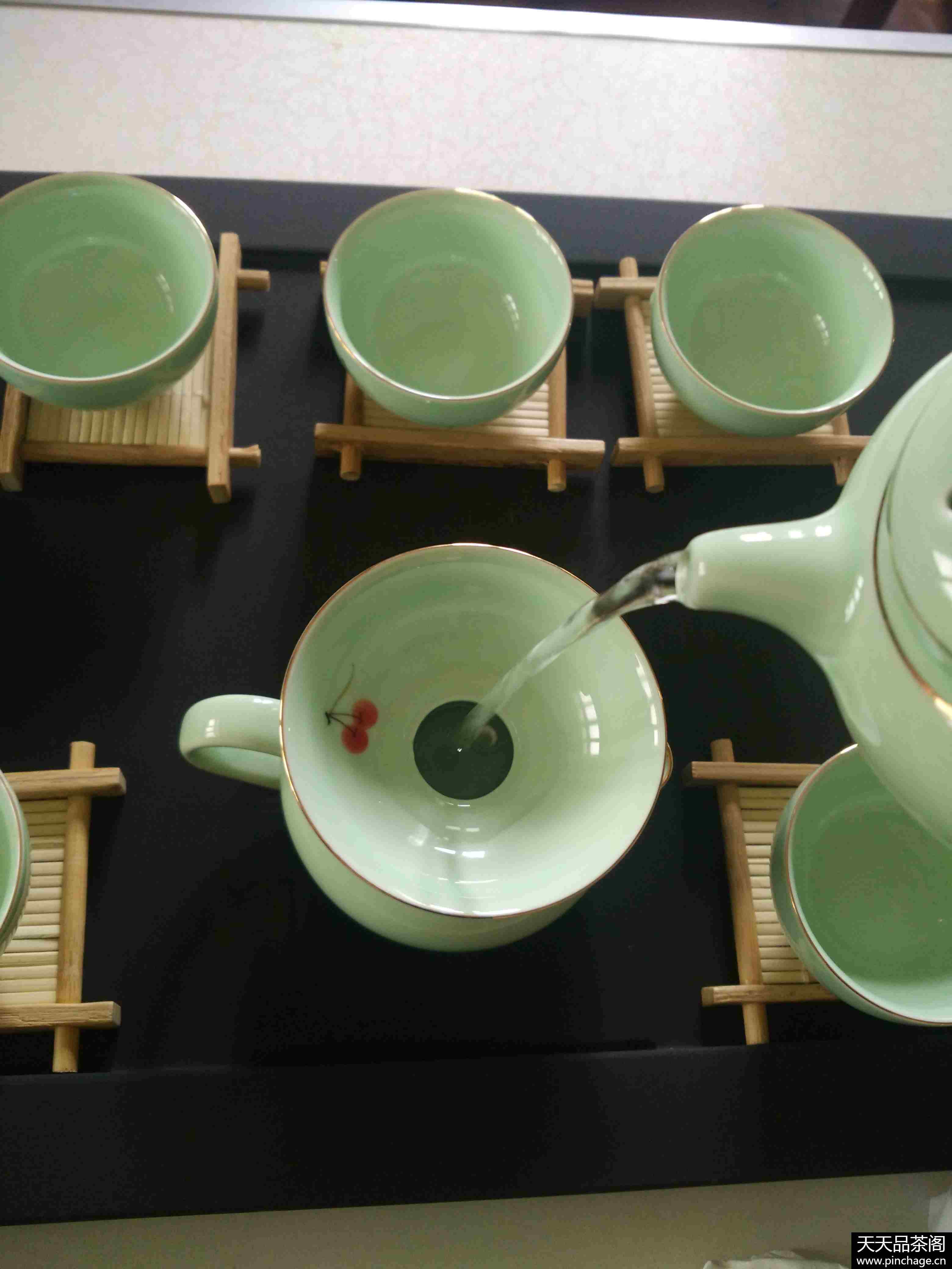 手绘青瓷茶具