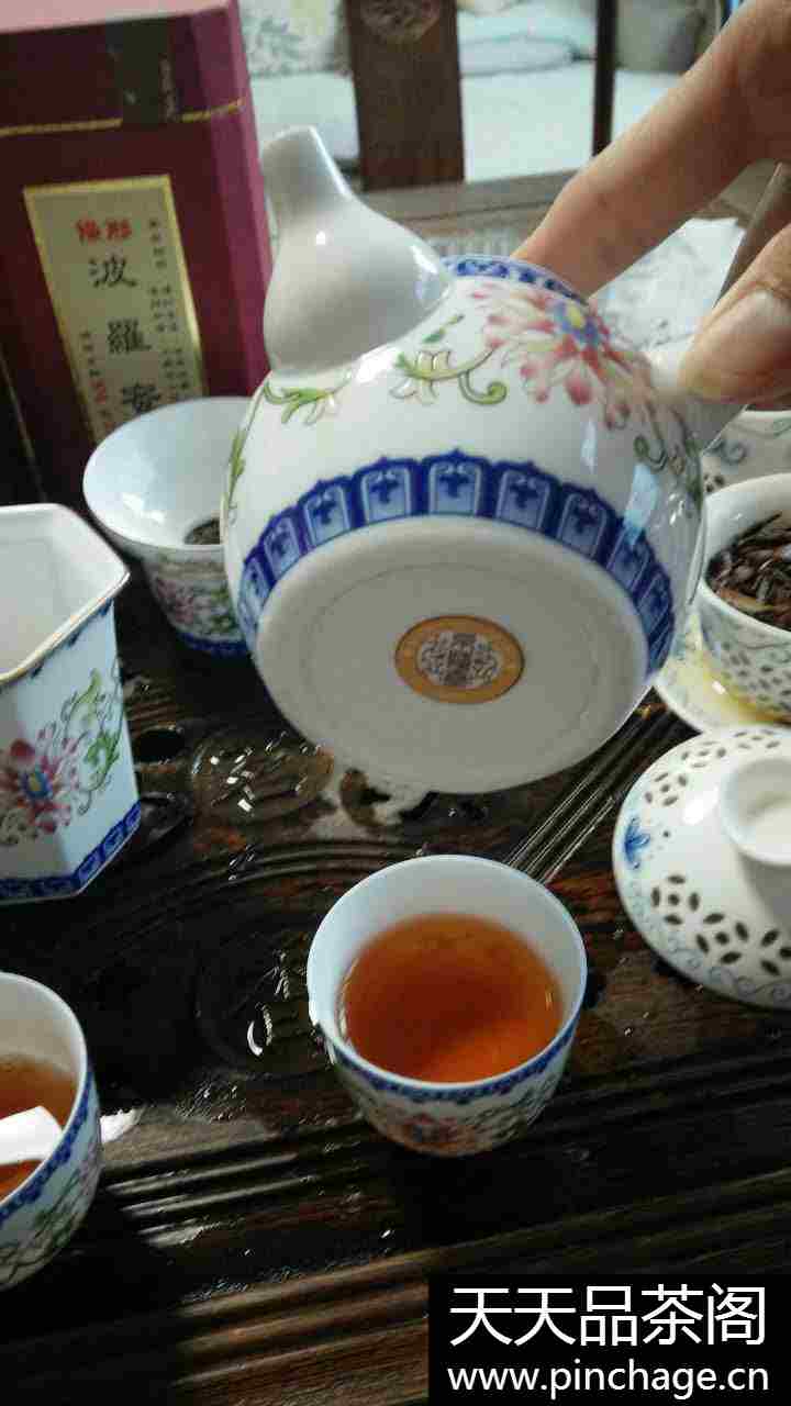浮雕描金山水白瓷茶具