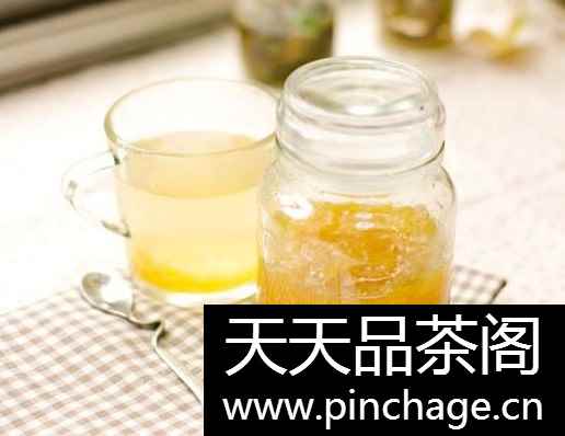 制作蜂蜜柚子茶。