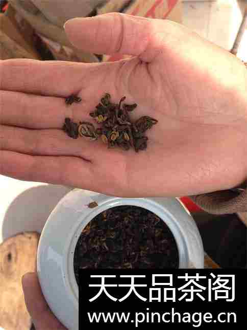 雪荞瓷罐滇红茶叶礼凤庆特级红茶